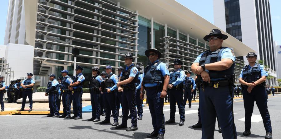 On May 1 there were confrontations between protesters and the police. (horizontal-x3)