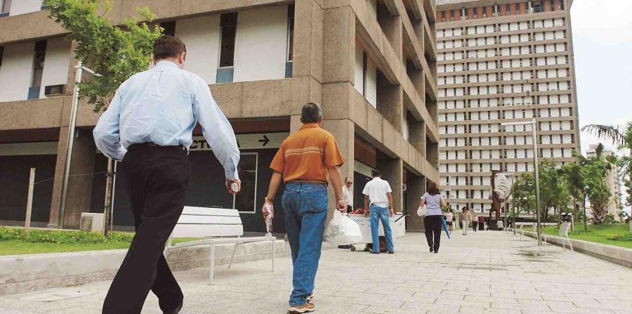 , those departments and agencies of the central government, which employ half of the public workers, had a 37 percent reduction. (horizontal-x3)