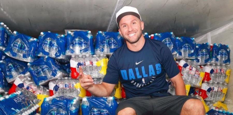 El baloncelista José Juan Barea muestra uno de los cargamentos que envió a la isla tras el paso del huracán María. (GFR Media) (horizontal-x3)
