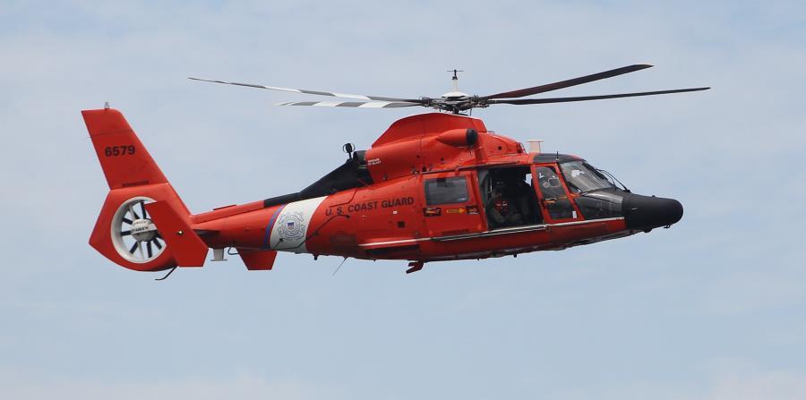 los oficiales de la Guardia Costera lograron rescatar a las dos personas en buen estado de salud y llevarlos a puerto seguro. (horizontal-x3)