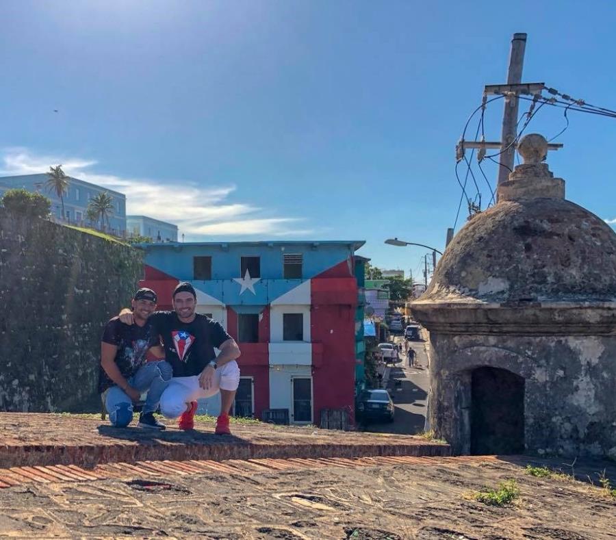 Héctor Collazo y Julián Gil en la bandera pintada en La Perla, en Viejo San Juan (semisquare-x3)