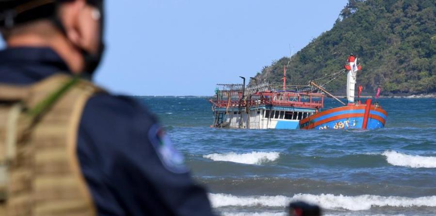 El barco con los inmigrantes encalló cerca de la desembocadura del río Daintree, conocida por estar llena de cocodrilos (horizontal-x3)