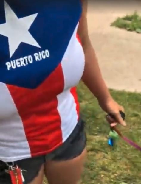 Esta captura de vídeo muestra la camisa que Mia Irizarry vistió al momento de ser acosada por Timothy Trybus. (Facebook.com) (vertical-x1)