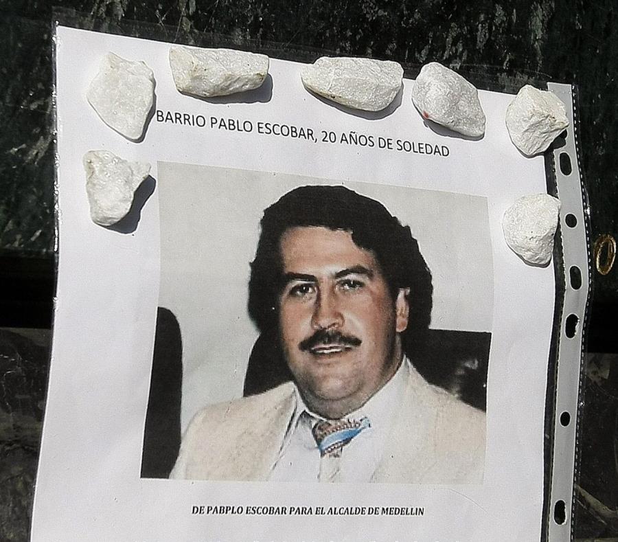 Tras el fallecimiento de Pablo Escobar, su figura se convirtió en una imagen de culto para muchas personas que viajan a Medellín a conocer su tumba y los lugares en los que vivió. (semisquare-x3)