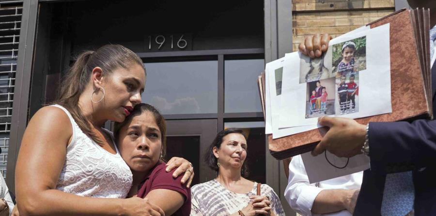 Mientras se exhiben imágenes de niños separados de sus familias, Yeni González, una madre guatemalteca que fue separada de sus tres hijos en la frontera de Estados Unidos y México, es abrazada por la voluntaria Janey Pearl (horizontal-x3)