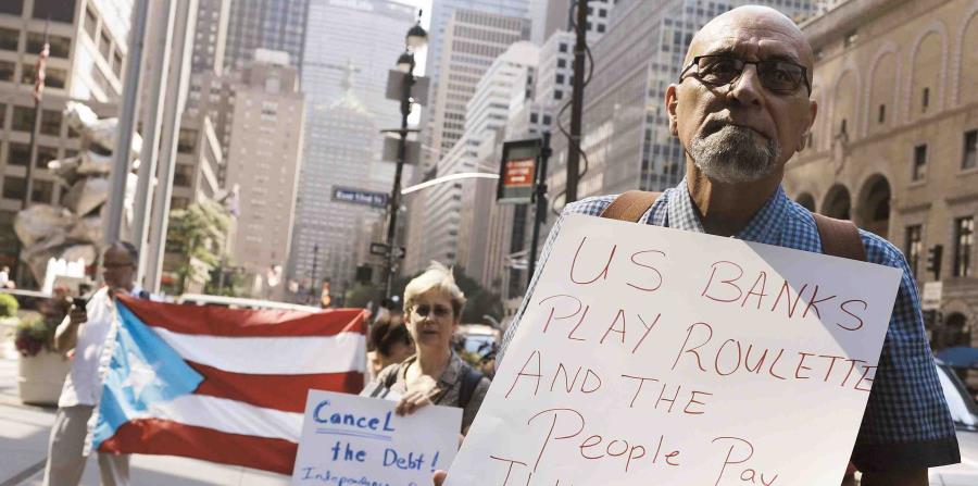Un grupo de Puertorriqueños protestando en una reunión del gobierno de Puerto Rico en Nueva York (horizontal-x3)