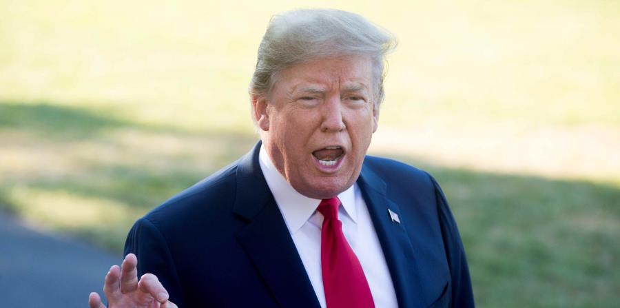 El presidente, Donald Trump, hace declaraciones a los periodistas desde el jardín sur de la Casa Blanca, en Washington D.C. (Agencia EFE/ Michael Reynolds) (horizontal-x3)