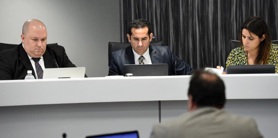 Ángel R. Rivera (izq.) y José H. Román (centro) integran actualmente la Comisión de Energía. Hay un puesto vacante desde abril del año pasado, tras la renuncia de Agustín Carbó. (GFR Media) (horizontal-x3)