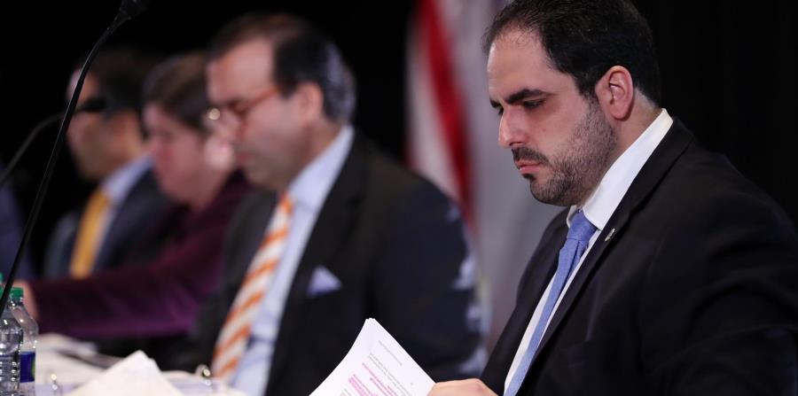 En primer plano, el representante del gobernador en la Junta, Christian Sobrino. Al fondo, tres de los miembros del organismo fiscal. (horizontal-x3)