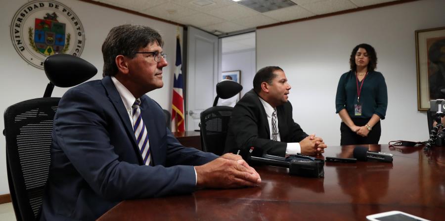 El presidente interino de la UPR, Darrel Hillman (izquierda), dejará el puesto el 3 de septiembre. Jorge Haddock asumirá la presidencia el martes. (horizontal-x3)