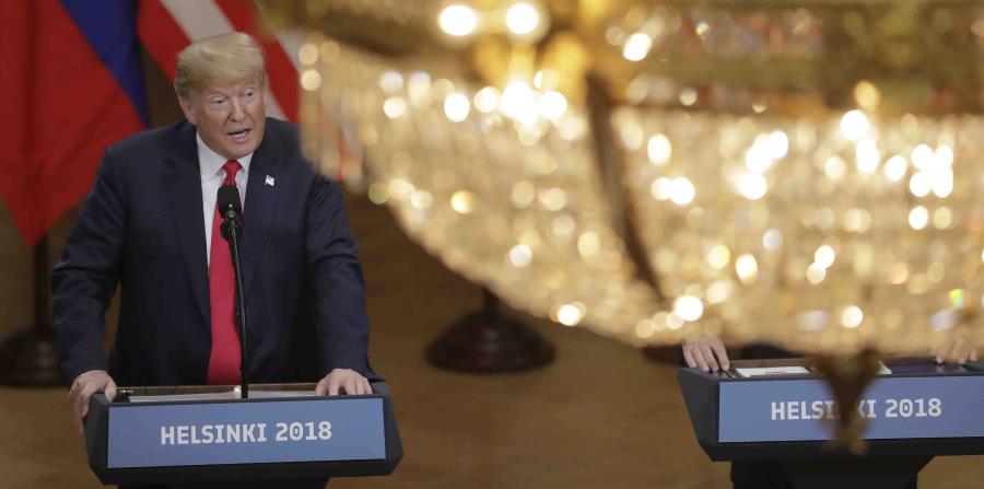 El presidente Donald Trump hace declaraciones a la prensa después de su reunión con el mandatario ruso, Vladimir Putin, que tuvo lugar en el palacio presidencial en Helsinki, Finlandia. (AP) (horizontal-x3)