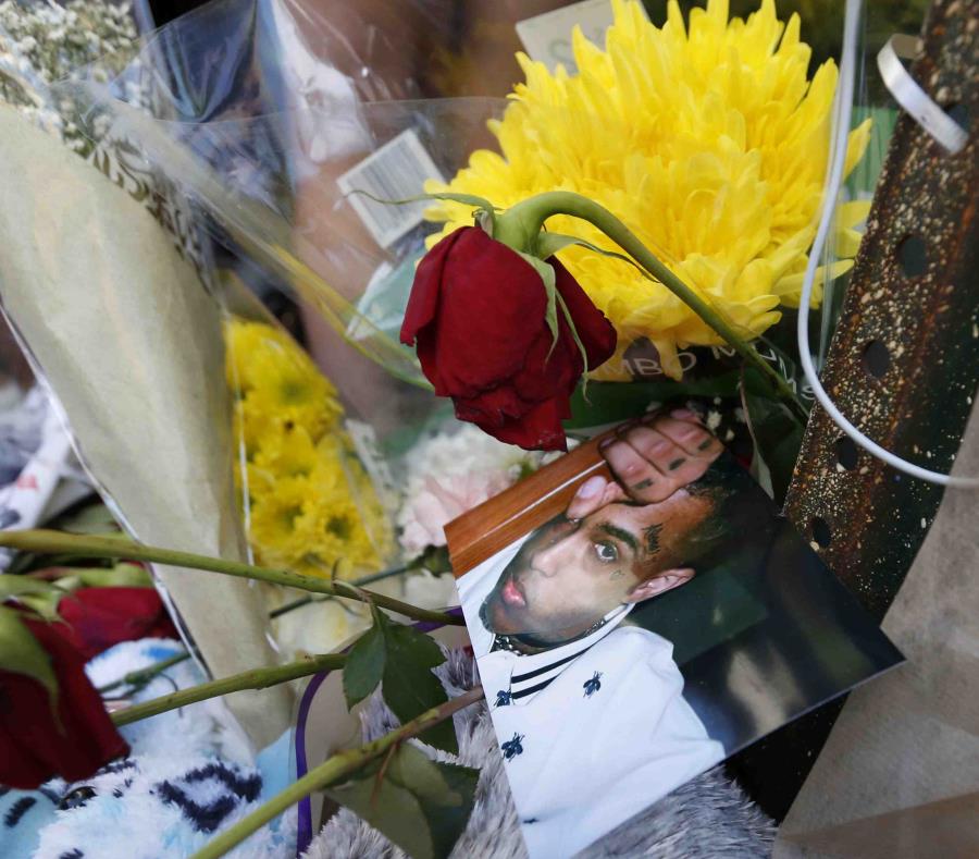 Fanáticos llevaron flores y fotos al lugar que murió XXXTentacion. (semisquare-x3)