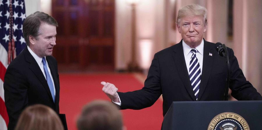 El presidente de Estados Unidos, Donald Trump, realizó anoche una toma de posesión ceremonial para el juez de la Corte Suprema, Brett Kavanaugh, en la Sala Este de la Casa Blanca, en Washington. (AP) (horizontal-x3)