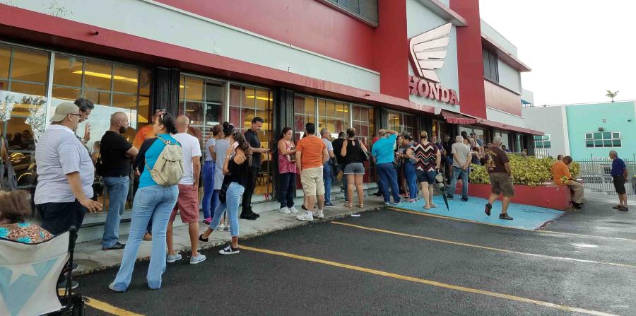 Ciudadanos viajan desde pueblos lejanos con tal de obtener generadores (horizontal-x3)