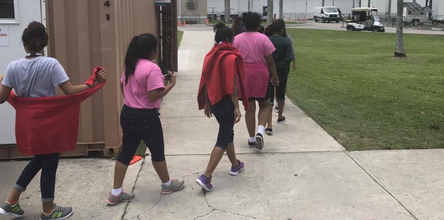 varios niños inmigrantes mientras caminan dentro del Refugio Temporal de Homestead para niños inmigrantes no acompañados, en Florida (EE.UU.). (horizontal-x3)