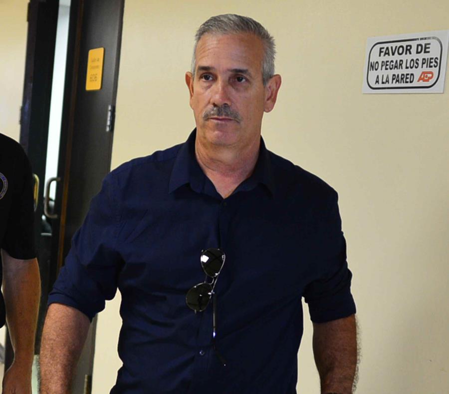 El agente Carlos Ocasio Matos no emitió declaraciones al salir del tribunal. (semisquare-x3)