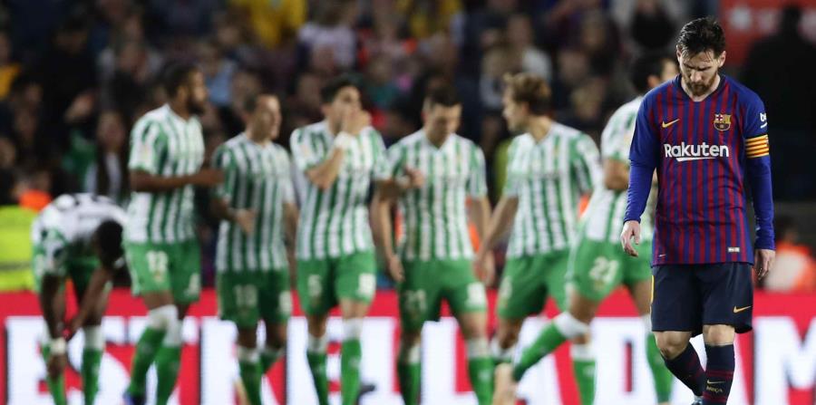 El argentino Lionel Messi, del Barcelona, se lamenta tras un tanto del Real Betis en un partido de La Liga española. (AP / Manu Fernández) (horizontal-x3)