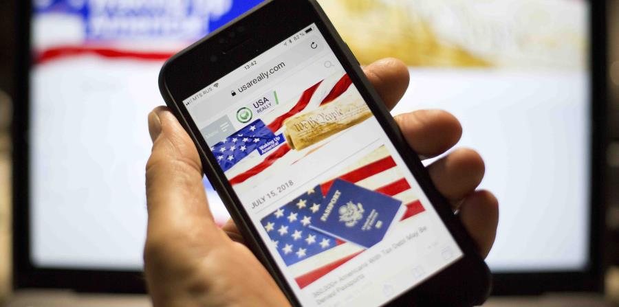 En esta fotografía tomada el domingo 15 de julio de 2018, el portal USAReally se ven en la pantalla de un iPhone en Moscú, Rusia. (AP) (horizontal-x3)