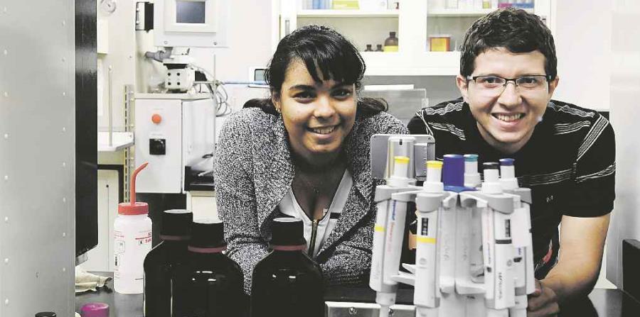 os estudiantes Rocio Zorrilla Veloz y Christian Alvarez de la UPR-Rio Piedras que triunfaron en competencia cientifica en Estados Unidos. (horizontal-x3)