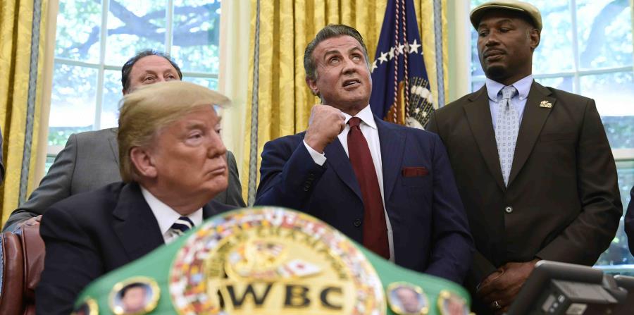 El presidente estadounidense Donald Trump junto con el actor Sylvester Stallone y el boxeador Lennox Lewis, tras indultar póstumamente al boxeador negro Jack Johnson, en la Casa Blanca en Washington el 24 de mayo del 2018 (horizontal-x3)