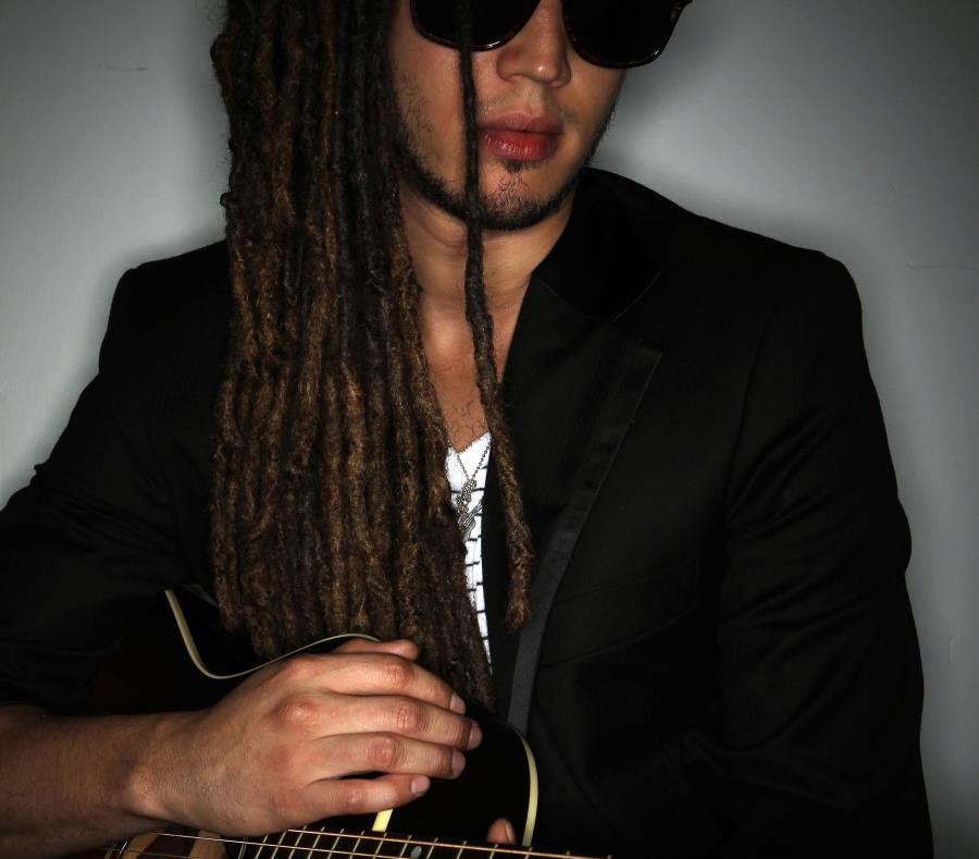 El artista dominicano ha colaborado en varias instancias con Willy Rodríguez, de Cultura Profética, con la cantautora Kany García y con el productor musical Eduardo Cabra. (semisquare-x3)