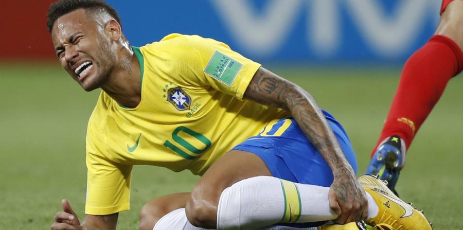 Neymar aceptó que a veces exagera sus reacciones tras las faltas. (AP) (horizontal-x3)