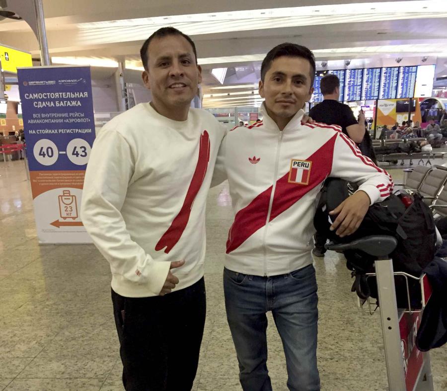 José Jiménez (der.) y Jorge Oxa posan durante una escala en el aeropuerto de Moscú. (AP / Pablo Giussani) (semisquare-x3)
