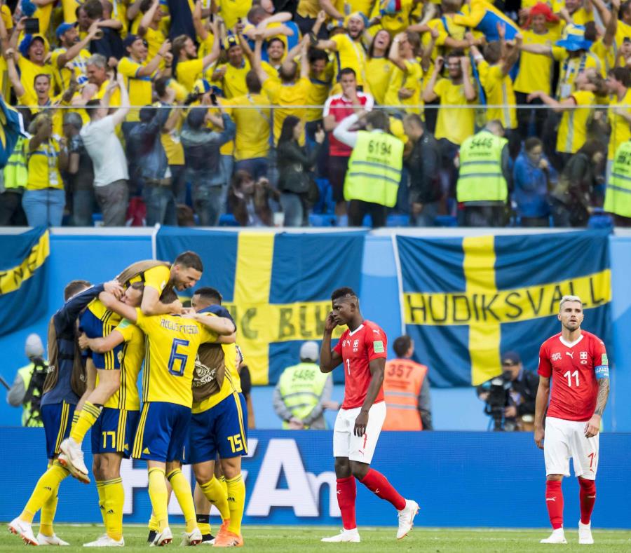 El delantero suizo Breel Embolo (C) y el mediocampista suizo Valon Behrami (R) reaccionan junto a los jugadores de fútbol suecos durante la ronda de octavos final de la Copa Mundial de la FIFA 2018 entre Suecia y Suiza.(EFE) (semisquare-x3)