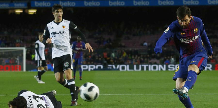Lionel Messi dispara a la portería durante el partido. (AP) (horizontal-x3)