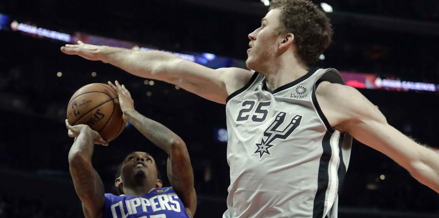 Jakob Poeltl intenta detener el tiro de Lou Williams. (AP) (horizontal-x3)