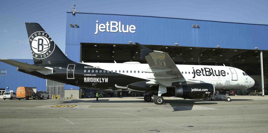 A principios de noviembre, JetBlue también estrenó su nuevo avión BK Blue que está dedicado a los Brooklyn Nets. (AP) (horizontal-x3)