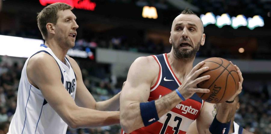 En esta fotografía de archivo, el alemán Dirk Nowitzki, de los Mavericks de Dallas, (izquierda) intenta quitarle el balón al polaco Marcin Gortat, de los Wizards de Washington, en Dallas. (Archivo / AP) (horizontal-x3)
