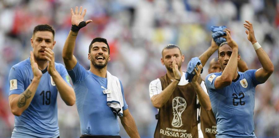 Uruguay dominó el grupo A con tres victoria y enfrentará a Portugal en los octavos de final. (AP) (horizontal-x3)