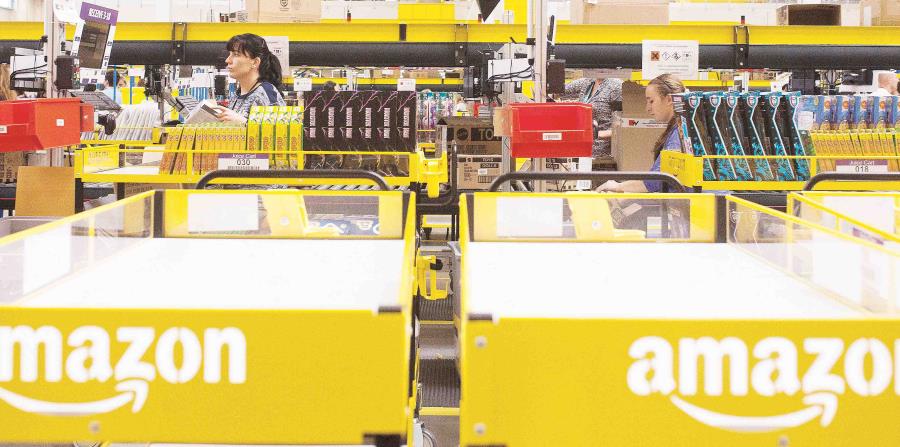 En la foto empleados de Amazon procesando los pedidos de los clientes (horizontal-x3)