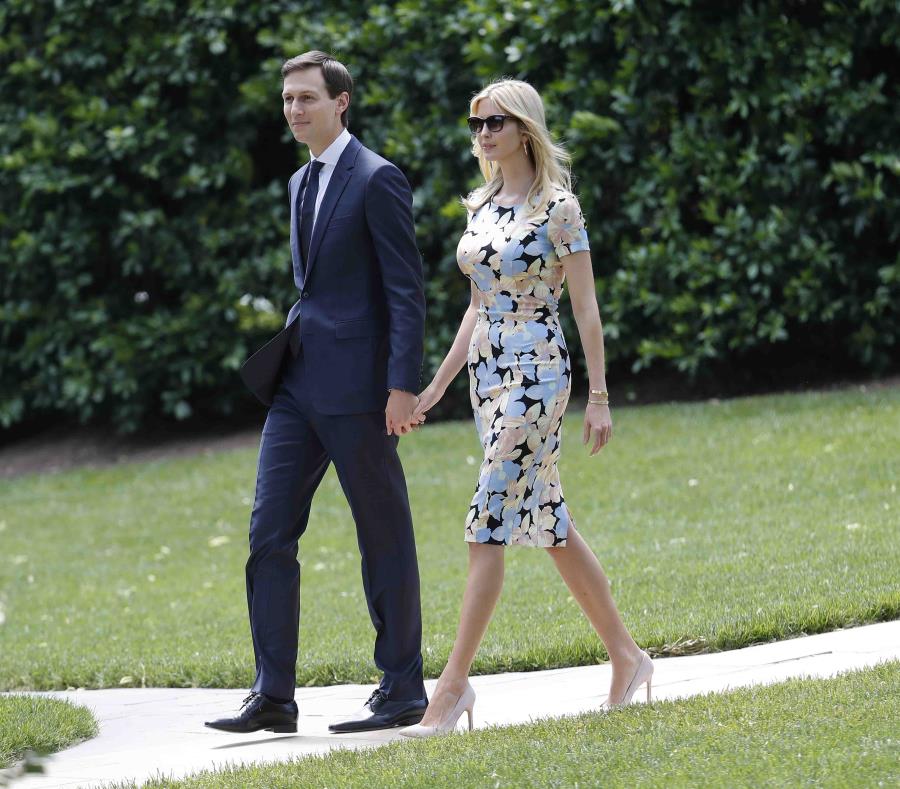 Ivanka Trump y Jared Kushner caminan en los jardines de la Casa Blanca. (semisquare-x3)
