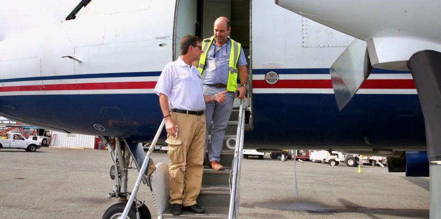 El secretario de Estado, Luis Rivera Marín, izquierda, estuvo ayer en el aeropuerto de Aguadilla, desde donde despegó el avión que supuestamente aterrizó en Venezuela (horizontal-x3)