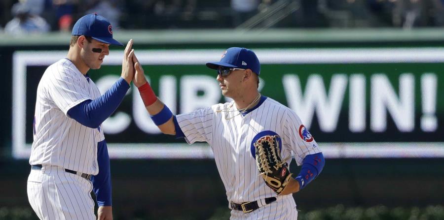 El inicialista de los Cachorros de Chicago Anthony Rizzo, izquierda, y Albert Almora Jr. festejan la victoria 4-3 del equipo frente los Filis de Filadelfia el martes, junio 7, 2018 en Chicago. (AP) (horizontal-x3)