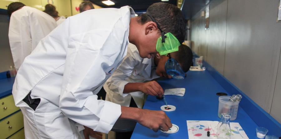 La unidad rodante de los Centros Sor Isolina Ferré está equipada para ofrecer laboratorios de ciencias con materiales caseros y brindar talleres interactivos de cuatro horas a estudiantes de escuelas públicas. (horizontal-x3)