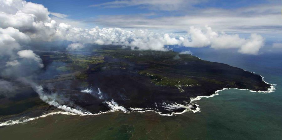 La mayor parte de la zona de Kapoho, incluyendo las piscinas marinas, aparecen cubiertas de lava fresca y apenas unas pocas propiedades siguen intactas, mientras continúa la erupción de la fisura este del volcán Kilauea, (horizontal-x3)