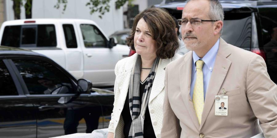 La abogada Marcia Goldstein compareció al tribunal en representación de la aseguradora municipal National Public Finance Gurantee. En la foto, junto a su colega abogado Eric Pérez Ochoa. (horizontal-x3)