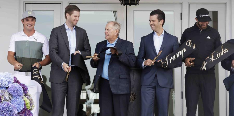 Jack Nicklaus, al centro, corta el listón en la apertura de la casa club del Trump Golf Links con Eric Trump, segundo desde la izquierda, y Donald Trump, Jr., segundo desde la derecha, el lunes 11 de junio de 2018, en el distrito del Bronx de Nueva York. (horizontal-x3)
