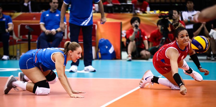 Daly Santana, levantando el balón, sumó 127 puntos en ataques en el torneo, y Shara Venegas fue la mejor defensa del Mundial. (Cortesía FIVB) (horizontal-x3)