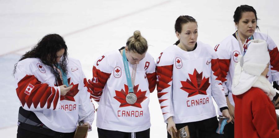 Jocelyne Larocque aguanta la medalla de plata con su mano izquierda durante la ceremonia de premiación. (AP) (horizontal-x3)