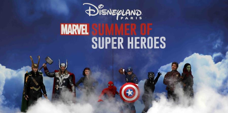 Personajes de los superhéroes de Marvel en el escenario del primer show de los Avengers en Disneyland Paris. (horizontal-x3)