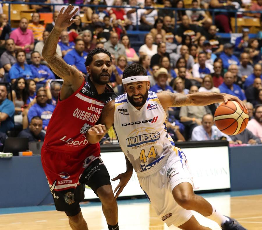 En la pasada temporada, Javier Mojica (44) fue compañero de Mike Rosario y ayudó a los Piratas a conquistar el campeonato. Ahora enfrenta a su exequipo con Bayamón en las semifinales. (semisquare-x3)