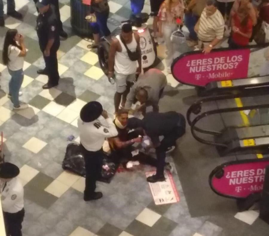 Michael Guzmán Rondán es atendido por personal de seguridad y de emergencias luego de ser agredido. (Suministrada) (semisquare-x3)