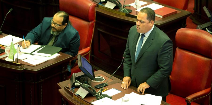 El portavoz de la mayoría del Partido Nuevo Progresista en el Senado, Carmelo Ríos (der.). (horizontal-x3)