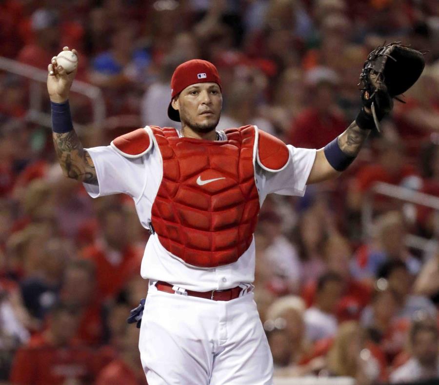 El receptor Yadier Molina arroja su bate tras una carrera impulsada en la segunda entrada frente los Marlins de Miami el 5 de junio (AP) (semisquare-x3)
