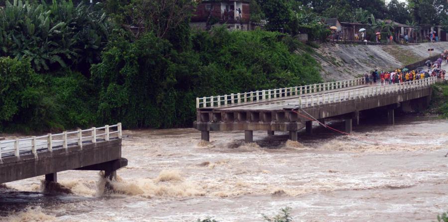 Las fuertes lluvias causaron el derrumbe de un puente sobre el río Zaza en Sancti Spíritus. (EFE / Oscar Alfonso) (horizontal-x3)