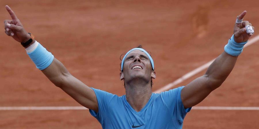 El español Rafael Nadal festeja su victoria sobre el austriaco Dominic Thiem en la final del Abierto de Francia, en el estadio Roland Garros de París, Francia, el domingo 10 de junio de 2018. (AP) (horizontal-x3)
